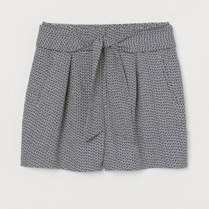 Light beige/black patterned shorts